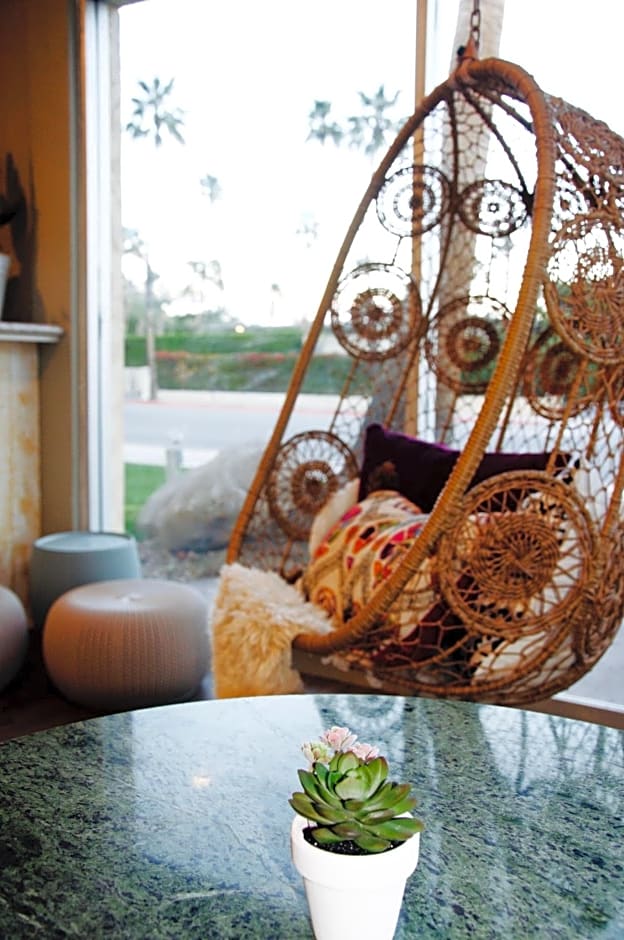 Delos Reyes Palm Springs