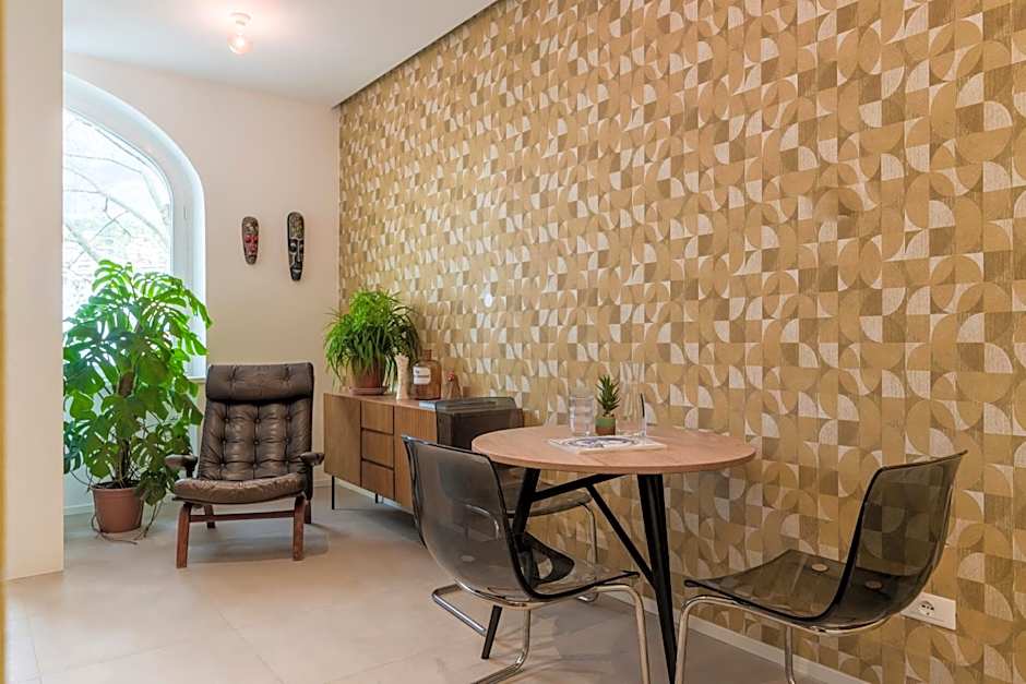 ELECTRIC Rooms & Suites