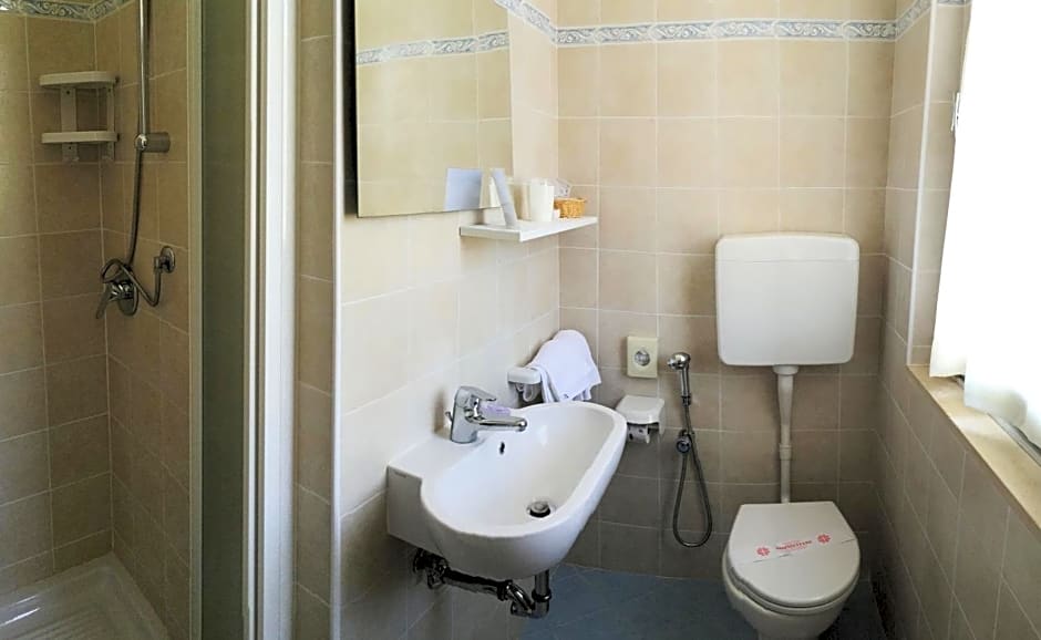 B&B Promenade Hotel Simple con Piscina