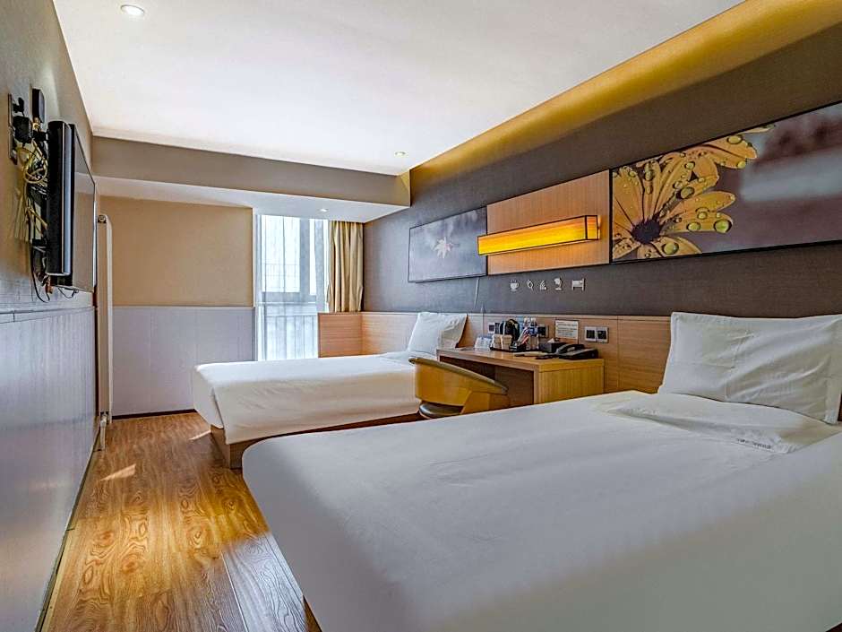 IU Hotel Xian Xijing Hospital Tonghua Gate Subway Station Branch