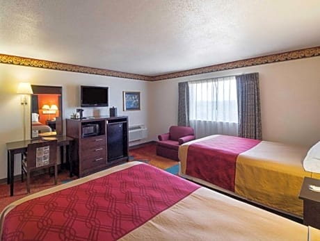 2 Queen Beds, Smoking