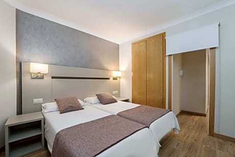 CONNECTING DOUBLE TWIN PLAZA (4 ADULTS)