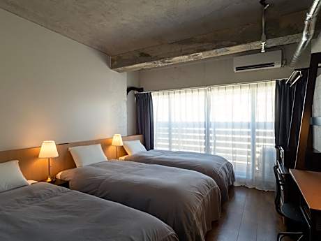 Moderate triple room