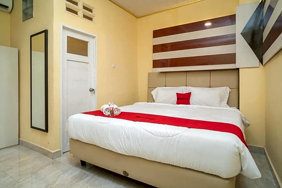 RedDoorz Plus Syariah near Pasar Turi