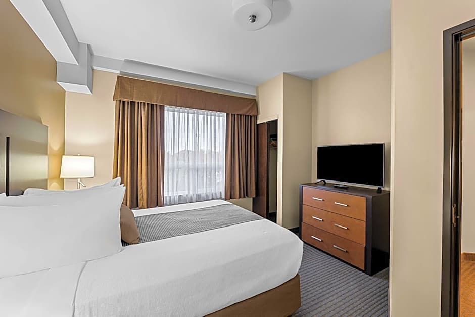 Best Western Plus Lacombe Inn & Suites