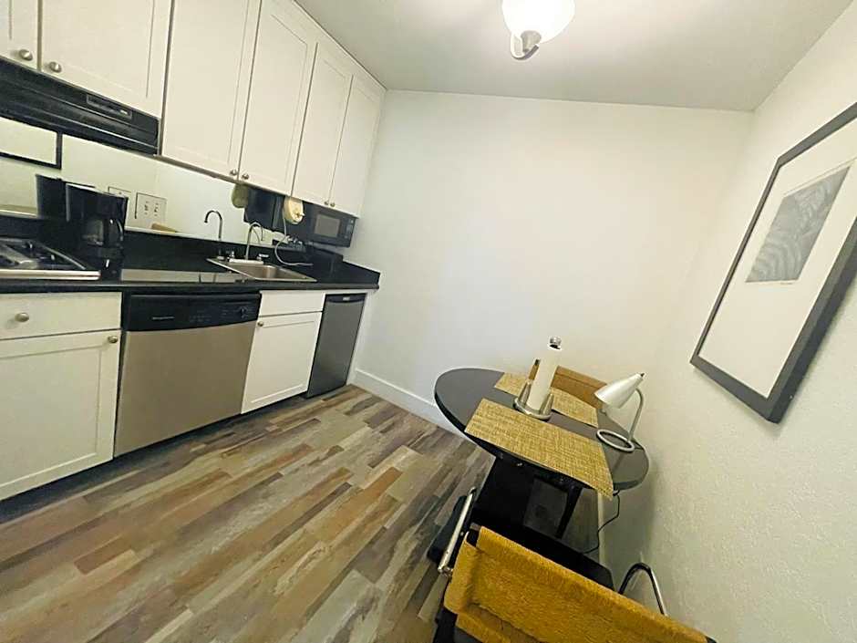TAMPA BAY, BEACH step away, WIFI, FREE PARKING,POOLS, JACUZZI