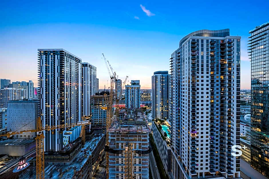 Modern Downtown 1BR with Amazing City Views