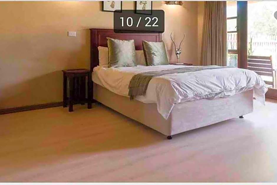 Zebula Golf and Wildlife Estate - Toktokkie Knocking Pax 20 - Moi Signature Luxury villa