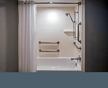 Deluxe King Room -  Disability Access Tub/Non-Smoking