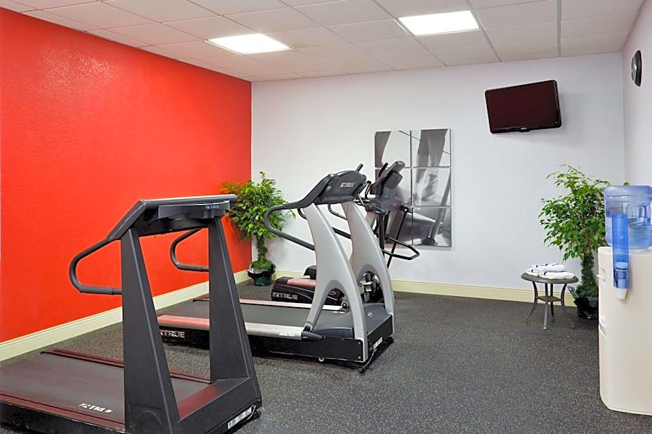 Hotel RL Cleveland Airport West