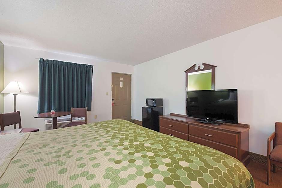 Econo Lodge Inn & Suites East