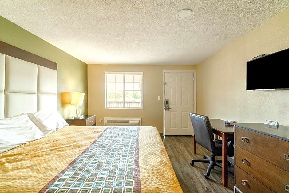 Deluxe Inn & Suites By OYO Miami OK