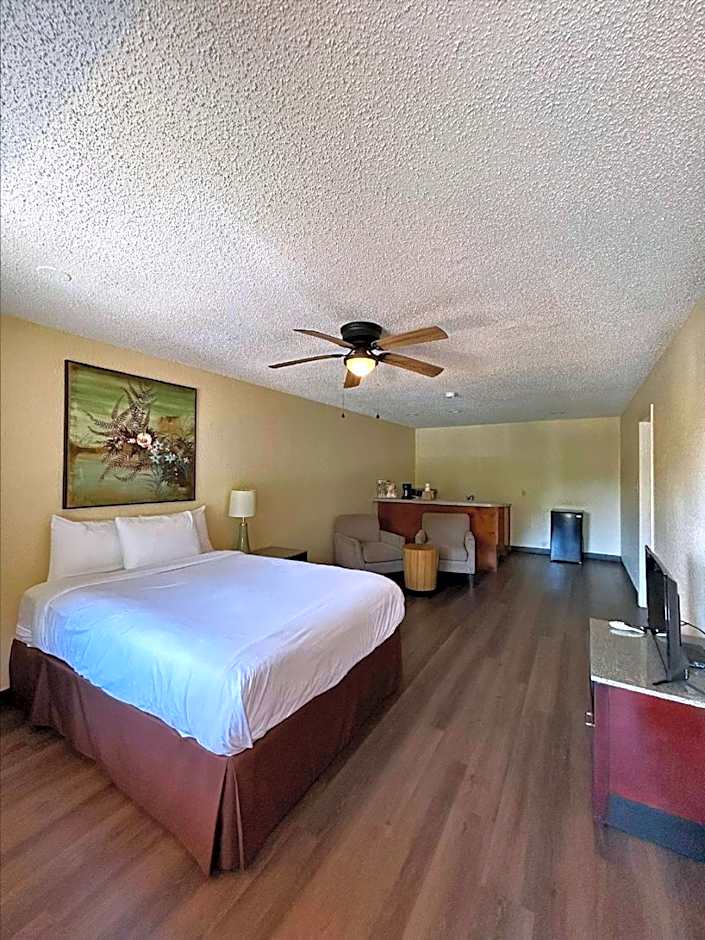 Days Inn & Suites by Wyndham Marshall