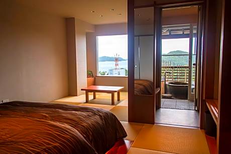 Quadruple Room with Private Bathroom