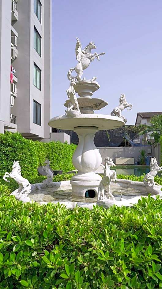 RQ Bangkok Sukhumvit 107 by Collection O