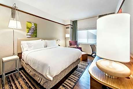 1 Queen Mobility/hearing Accessible Ri Shwr Vis Firealrm/door/phn Alrt Comp Wifi- Hdtv With Hidef Ch