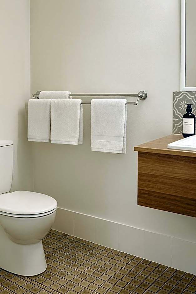 Cooks Endeavour Motor Inn - Near beach & Gold Coast Airport