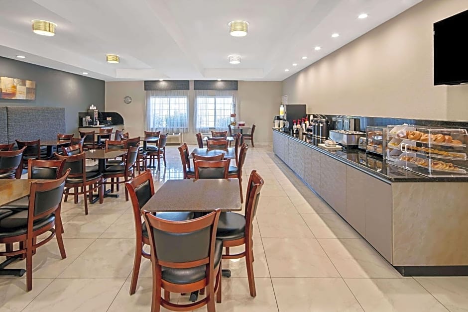 La Quinta Inn & Suites by Wyndham Mercedes Outlet Mall