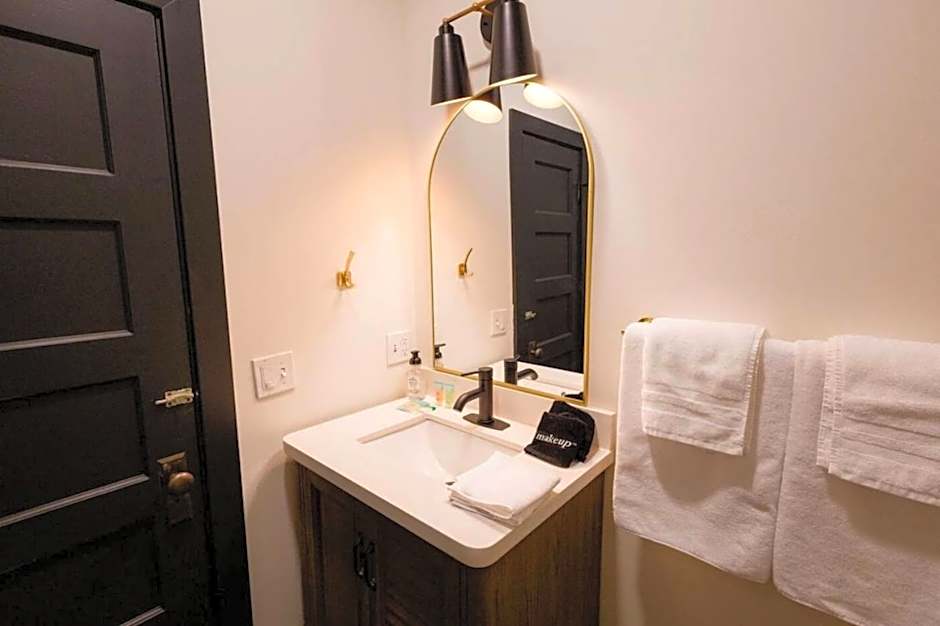 Speakeasy 2 Room Suite (Rm 4)