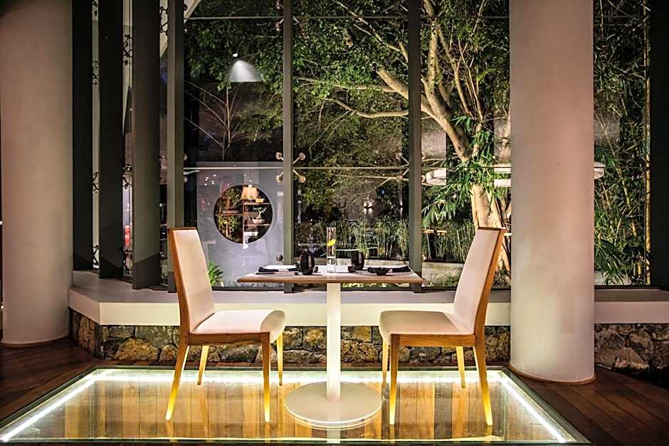 Hennessy Park Hotel