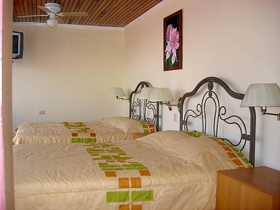 Hotel La Guaria Inn & Suites