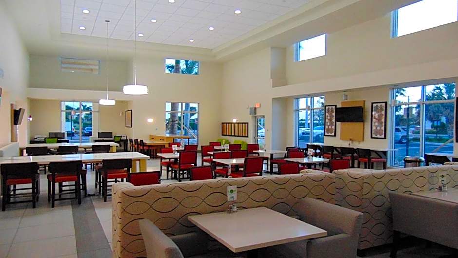 Holiday Inn Express & Suites Boynton Beach West By IHG