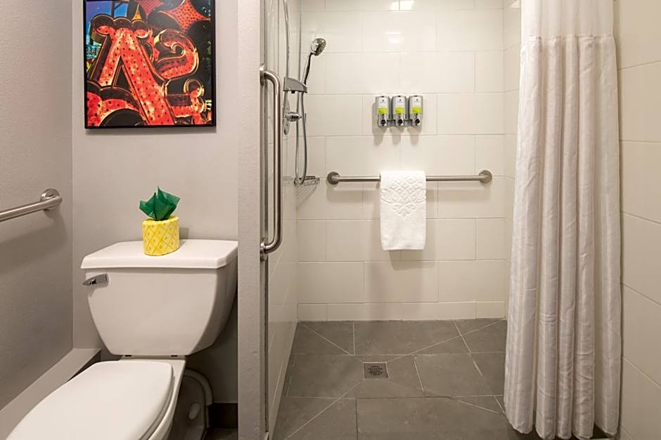 Staypineapple At Hotel Five