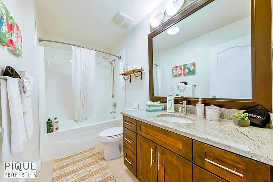 Tropical Oasis - King Beds - Free Netflix & Parking - Fast Wi-Fi