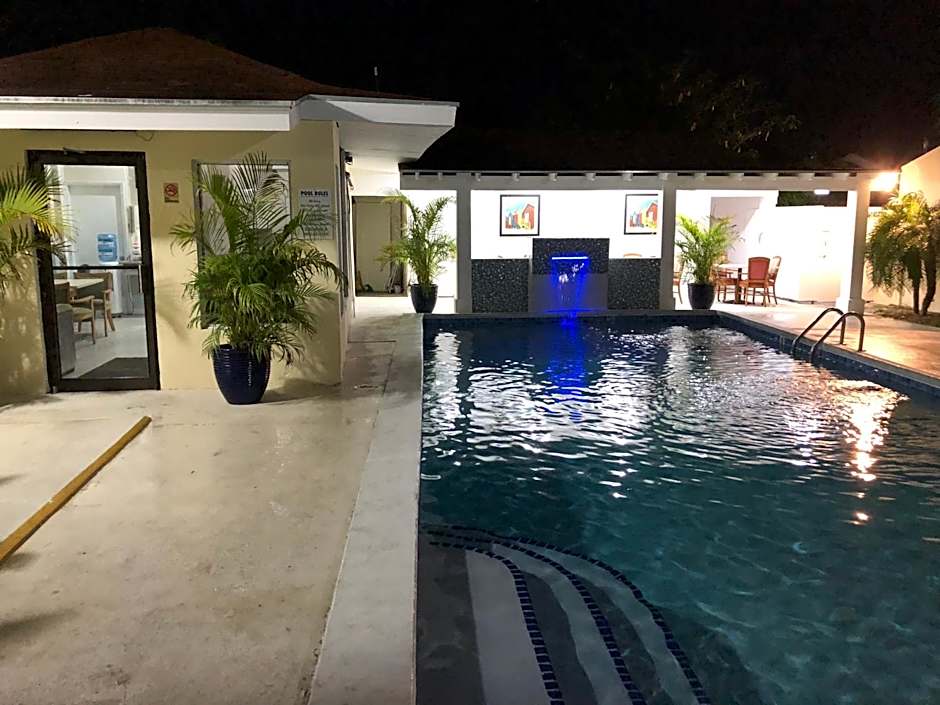 Colony Club Inn & Suites