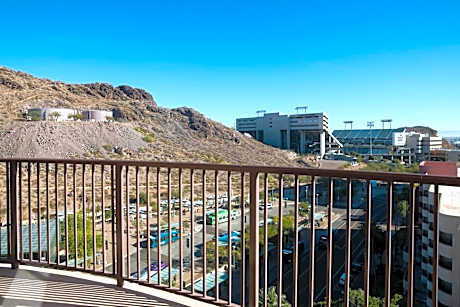 One-Bedroom Suite with Balcony