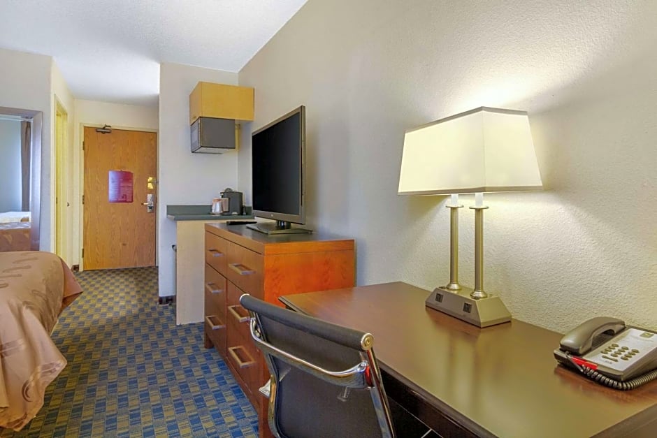 Quality Inn & Suites Lakewood - Denver Southwest