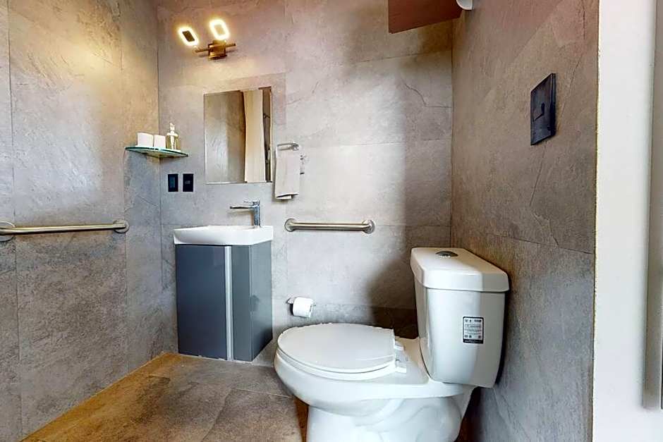 3Ph Amazing 2Bdrm 2bath private terrace fits 10