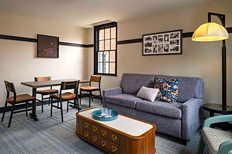 King, Larger Suite, 1 King, Sofa Bed