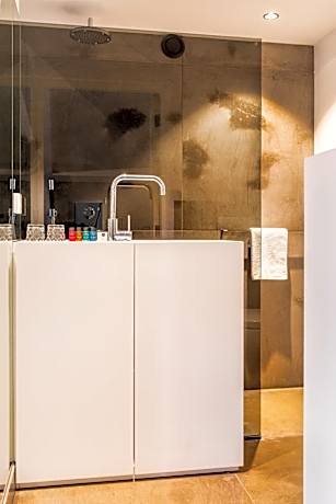 Apartment with bath and shower in coach house 2-6p.