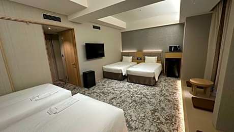 Deluxe Fourth Room - Non-Smoking (Four Beds)
