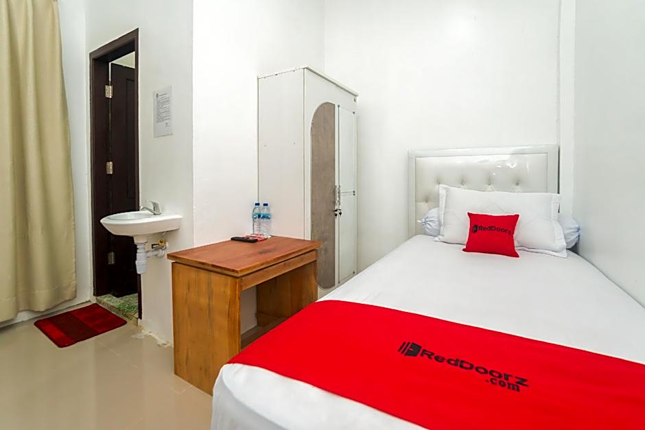 RedDoorz Syariah near Pelabuhan Ulee Lheue Banda Aceh
