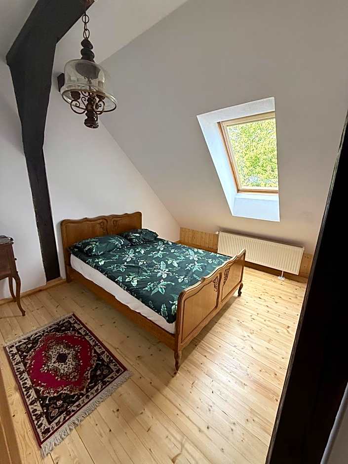 Apartament w Zabytkowej Stajni nad Jeziorem z Dostepem do Parku i Sasiedztwem XIX wiecznego Dworku Modrzewiowego