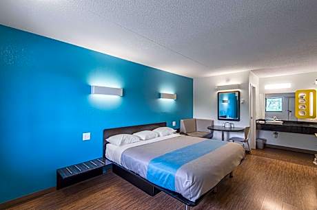 1 King Bed | Mobility Accessible Tub, Nsmk