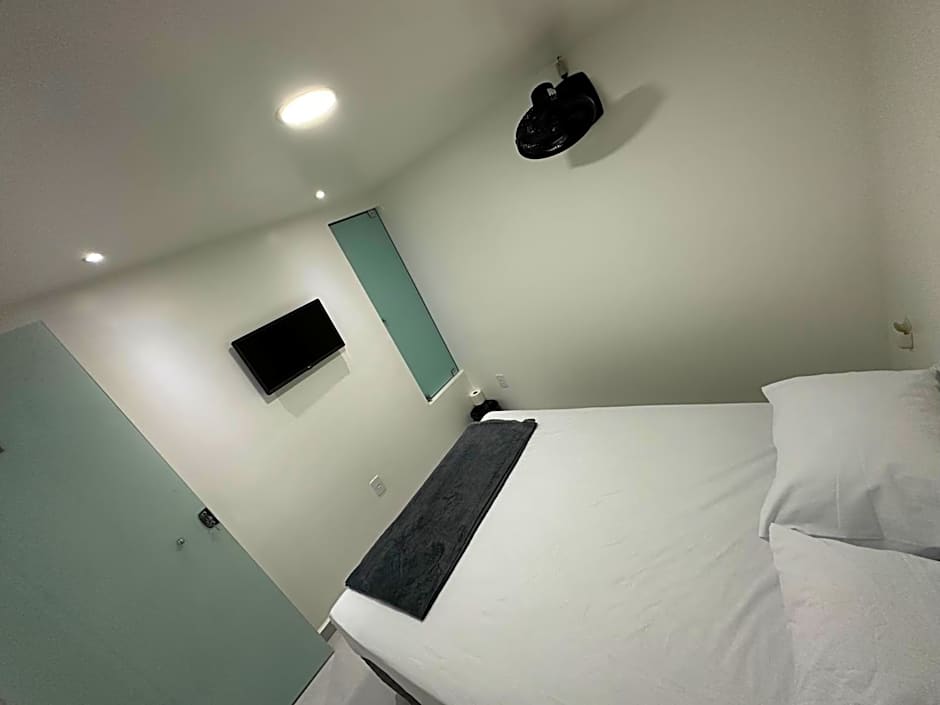 Quarto privativo com banheiro compartilhado em Pousada recém construída,a 500mts do pátio do forró