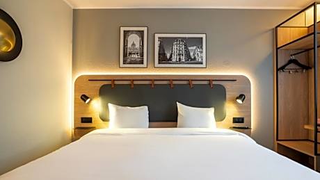 Standard Room - 1 Queen Bed