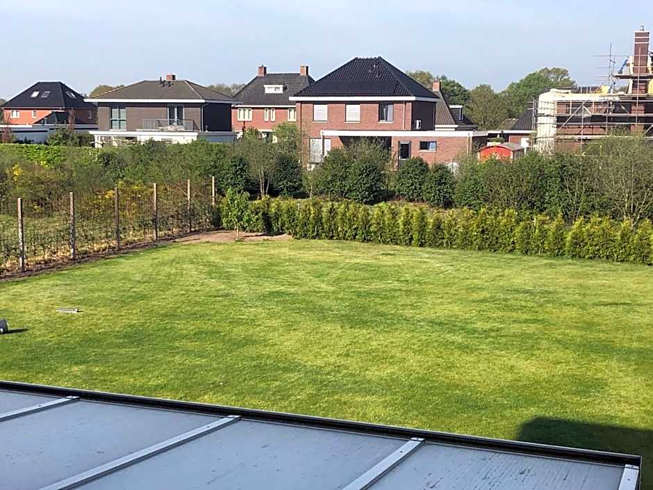 B&B nancy in holland met eigen badkamer , Jacuzzi niet inclusief , independent bathroom jacuzzi not included