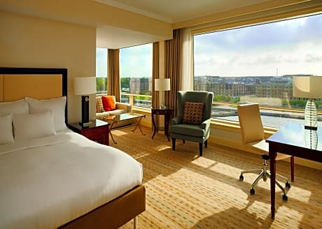 Junior Suite, Executive lounge access, Suite, 1 King, Water view