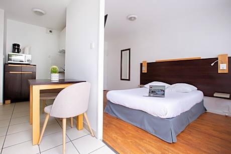 Studio 2 People with Kitchenette