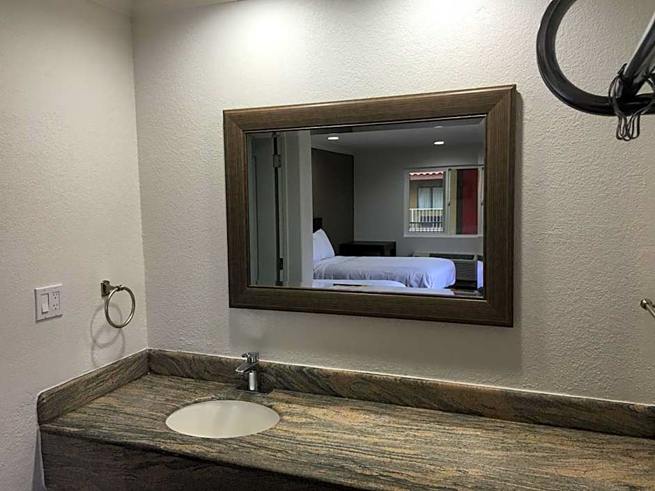 Baymont by Wyndham Bakersfield