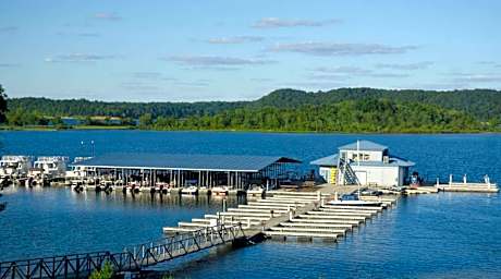 Fourwinds Lakeside Inn & Marina