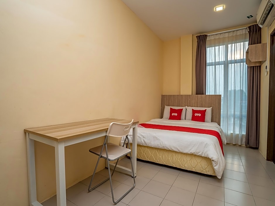 OYO 44078 The Island Hotel