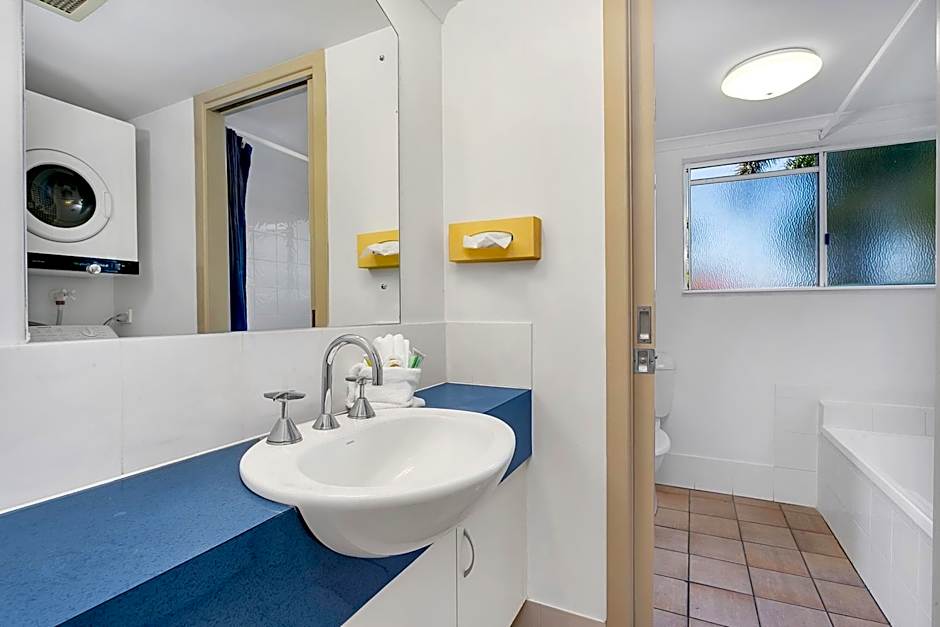 Cairns Reef Apartments & Motel