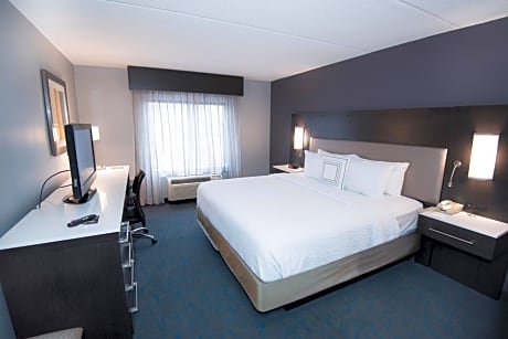 Queen Room with Roll-In Shower and No View - Mobility Accessible