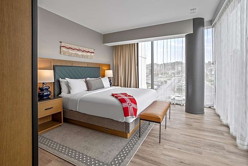 The Highlander at Radford, Tapestry Collection by Hilton