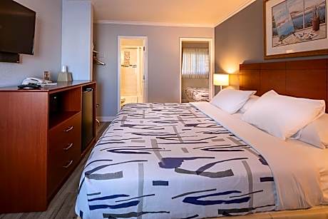 1 King Bed & 1 Full Bed
